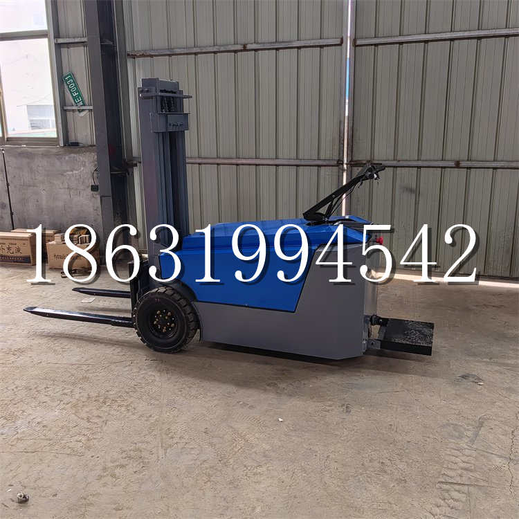 师宗县全电动叉车插腿式堆高车液压装卸车1.5吨升高小型站驾式铲车